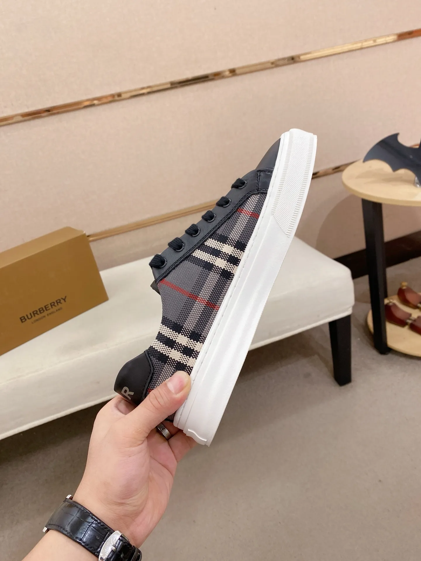 Men's shoes 💰: 400💰🇮🇹🇮🇹 Burberry top purchasing agent 🔍🔍Synchronized sale Positive code number: 38-44 Italian imported first-layer cowhide with fabric. Fully imported sheepskin lining, sole: the original sole is specially provided by the original factory, the exclusive movable molded sole is super comfortable, the original factory follows the order, 🔍🔍high quality, you can come in and out at will, welcome to compare